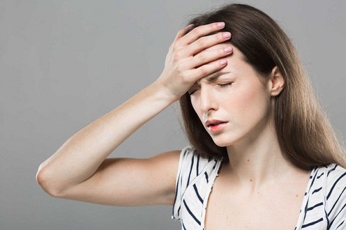 Chóng mặt, nhức đầu là dấu hiệu hạ huyết áp thường thấy