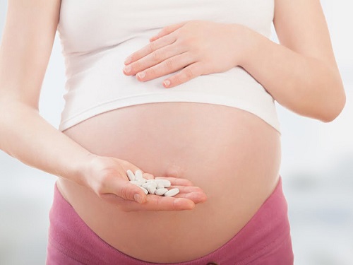 Bà bầu cần biết cách uống sắt và canxi hợp lý
