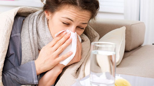 Hắt hơi, sổ mũi là dấu hiệu của viêm mũi dị ứng