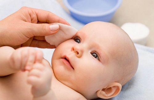 Vệ sinh cho trẻ là cách hạ sốt hiệu quả sau tiêm phòng