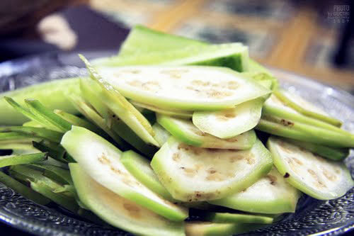 Chuối xanh thái lát giúp trị lang beng ở lưng