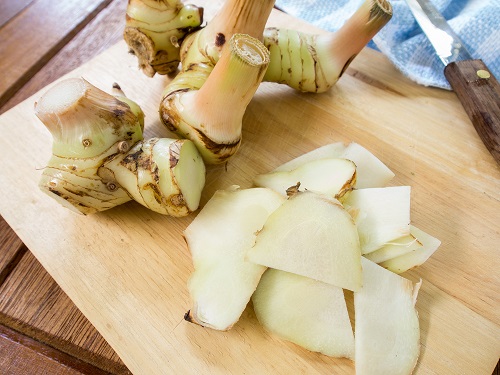Củ riềng và rượu chữa lang ben ở mặt hiệu quả