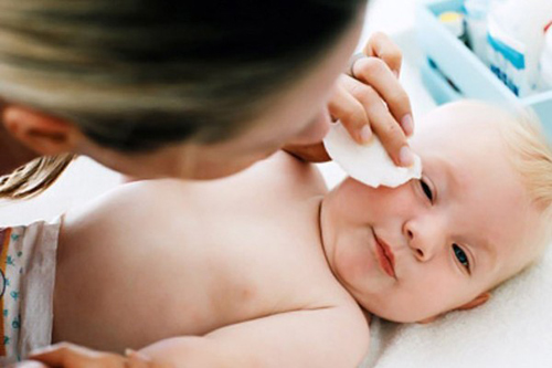 Trẻ ra mồ hôi trộm có thể do tình trạng bệnh lý