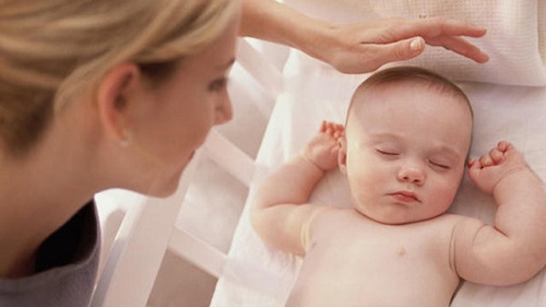 Mẹ cần quan sát các dấu hiệu ra mồ hôi trộm ở trẻ