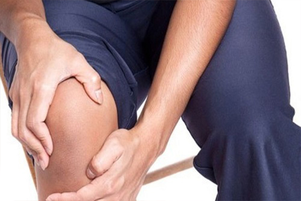 Khi bị đau nhức vùng đầu gối bạn nên thăm khám và có hướng điều trị phù hợp 