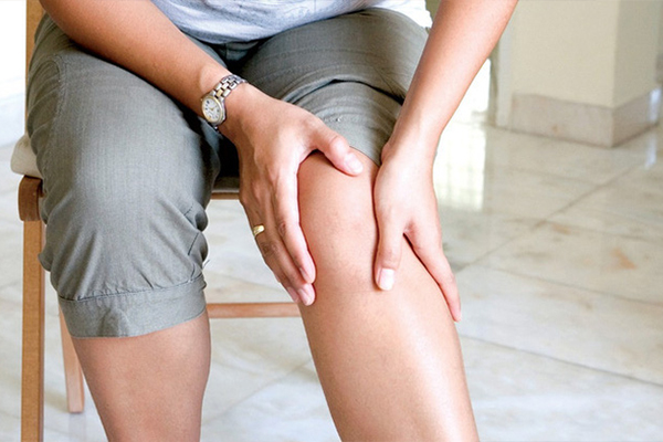 Các cơn đau âm ỉ do giãn dây chằng đầu gối làm giảm đi chất lượng cuộc sống 