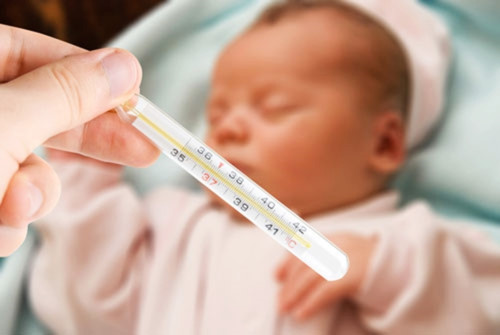 Sốt cao là dấu hiệu trẻ sơ sinh bị viêm phổi