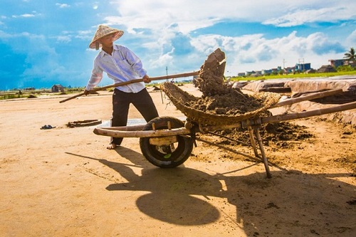 Người vận động làm việc nặng là đối tượng thường mắc đau lưng