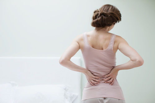 Đau ngang thắt lưng xuất hiện nhưng cơn đau kéo dài