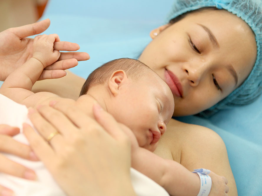 Da kề da cũng là một trong những phương pháp giúp sữa nhanh về