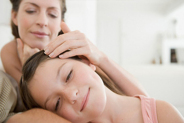 Khi bé gái bước vào giai đoạn dậy thì các bậc phụ huynh cần quan tâm và chia sẻ với bé nhiều hơn 