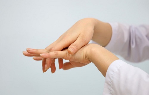 Tê chân tay là biểu hiện của nhiều căn bệnh tiềm ẩn