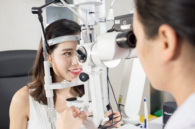 Nên đi khám mắt theo định kỳ và uống thuốc bổ mắt giúp mắt sáng khỏe, tinh anh