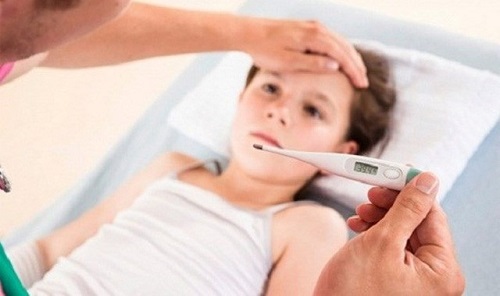Trẻ sốt kéo dài không rõ nguyên nhân cần bố mẹ theo dõi cẩn trọng