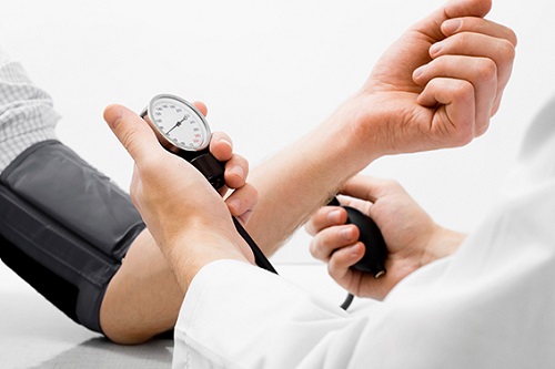 Nên đo huyết áp 2 lần mỗi ngày để theo dõi sức khỏe