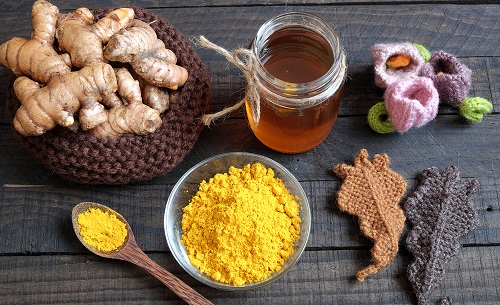 Uống tinh bột nghệ với mật ong giúp làm chậm quá trình lão hóa