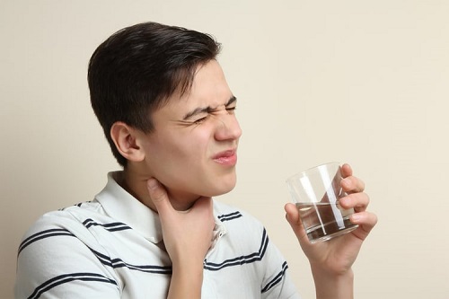 Viêm họng hạt nên tích cực uống nhiều nước